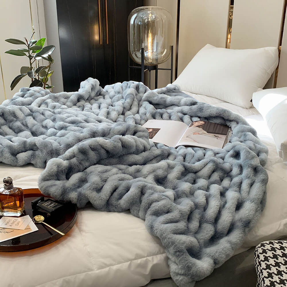 Super Soft Faux Fur & Velvet Throw Blanket