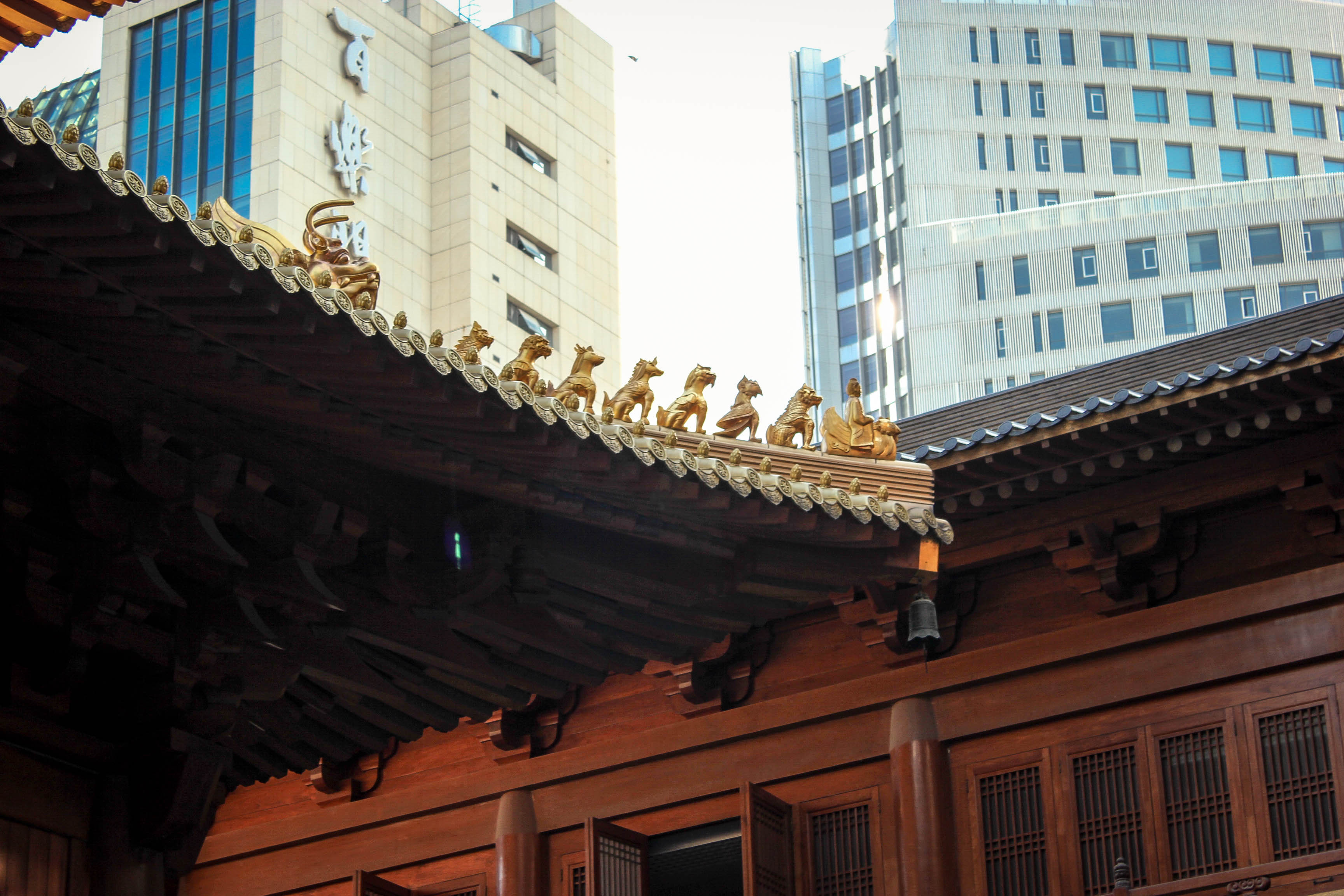 Jing'an Temple used teak as the main material for decoration