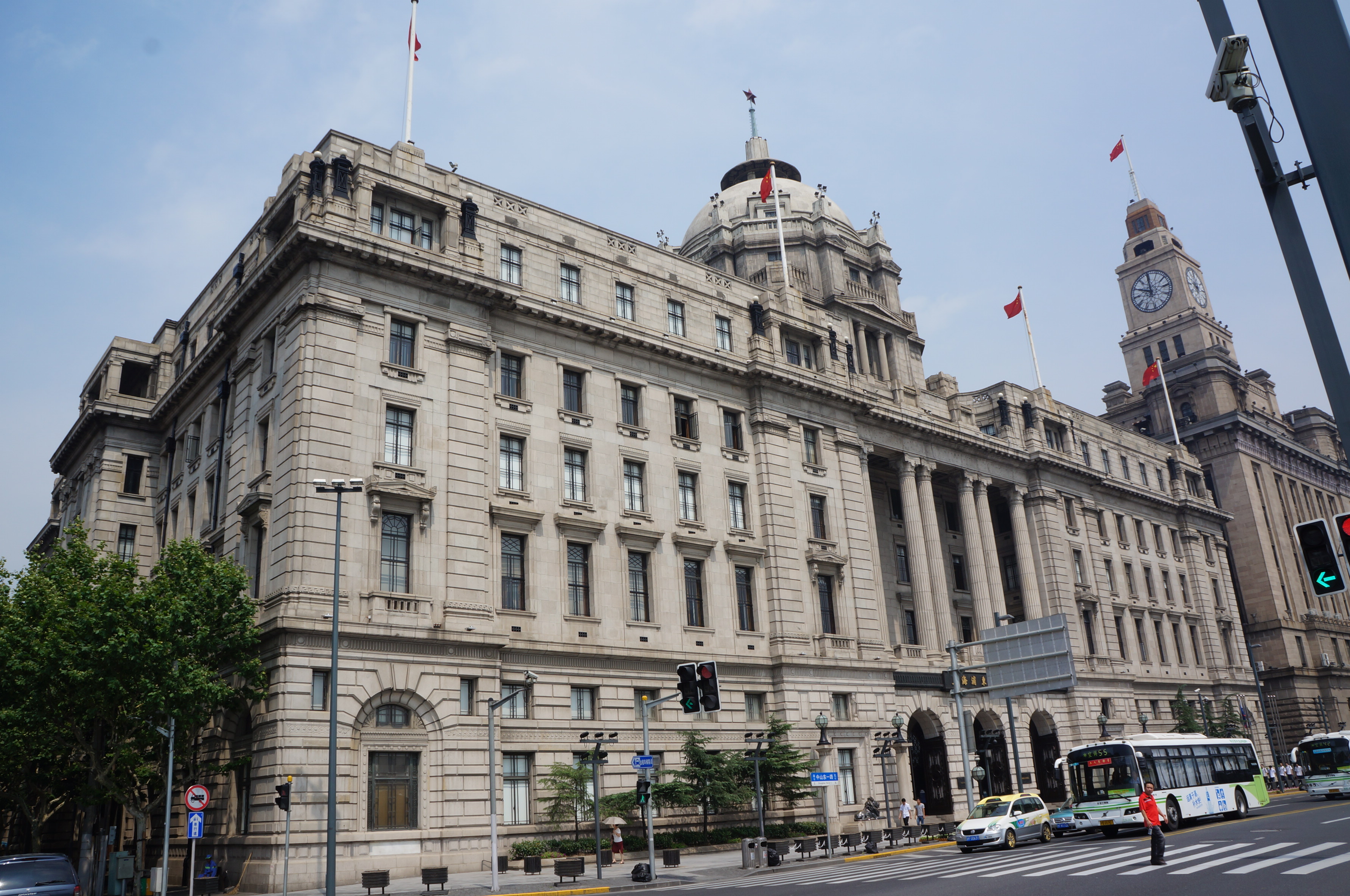 The overall structure of the exterior of HSBC Shanghai