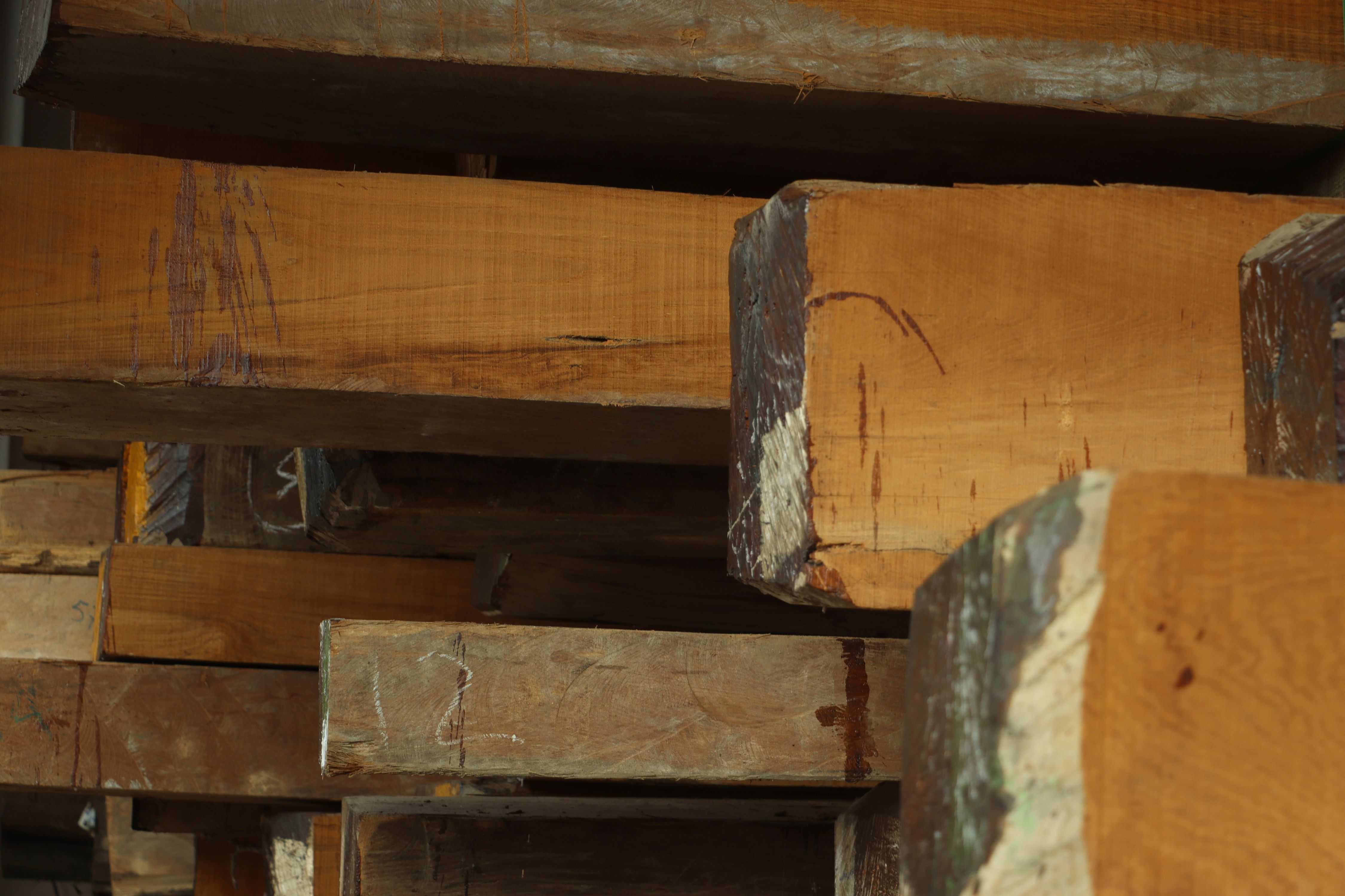 Uneven and large amount of chainsaw flitches