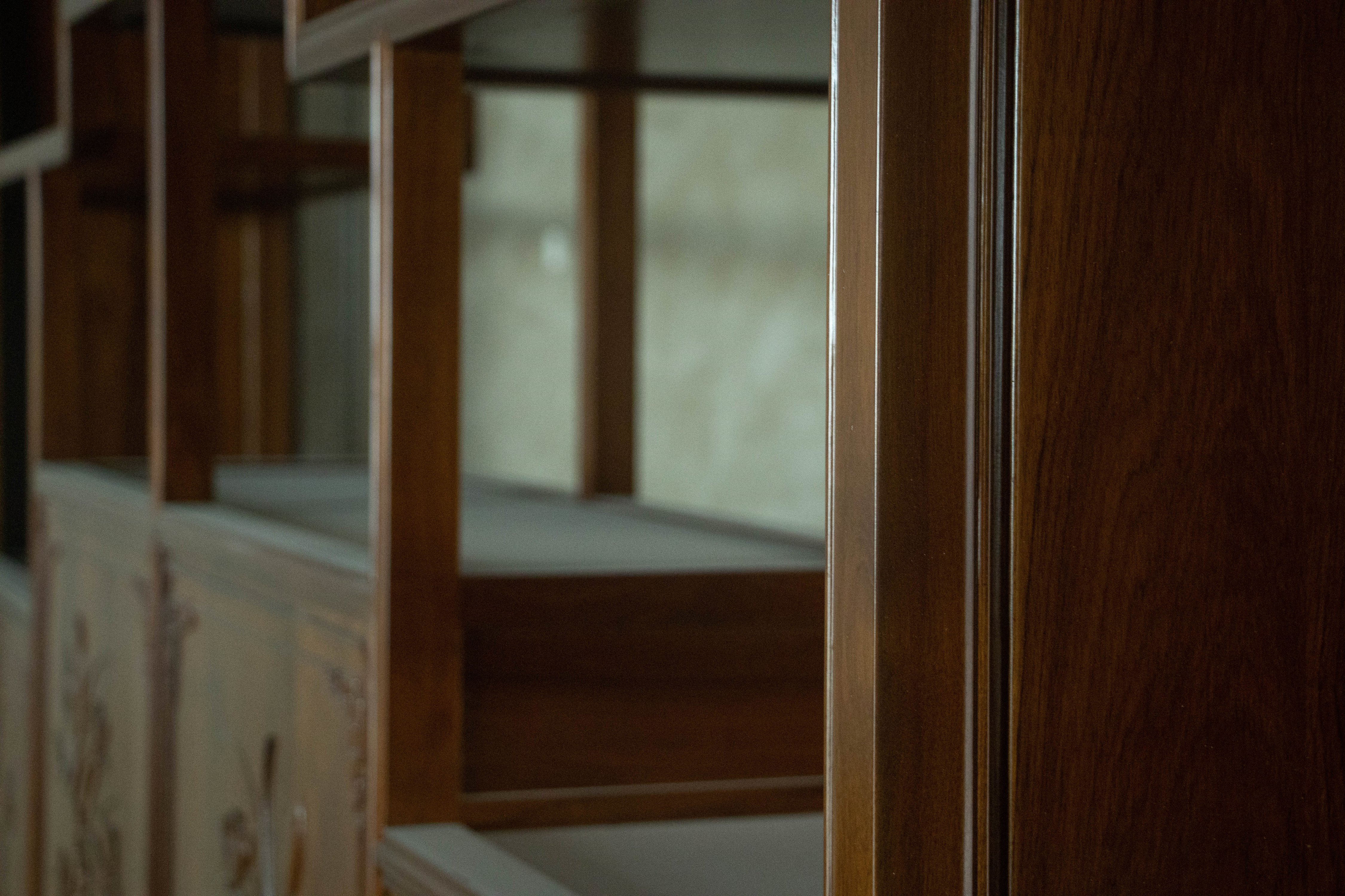 Teak shows no signs of cracking, even when covered in dust.