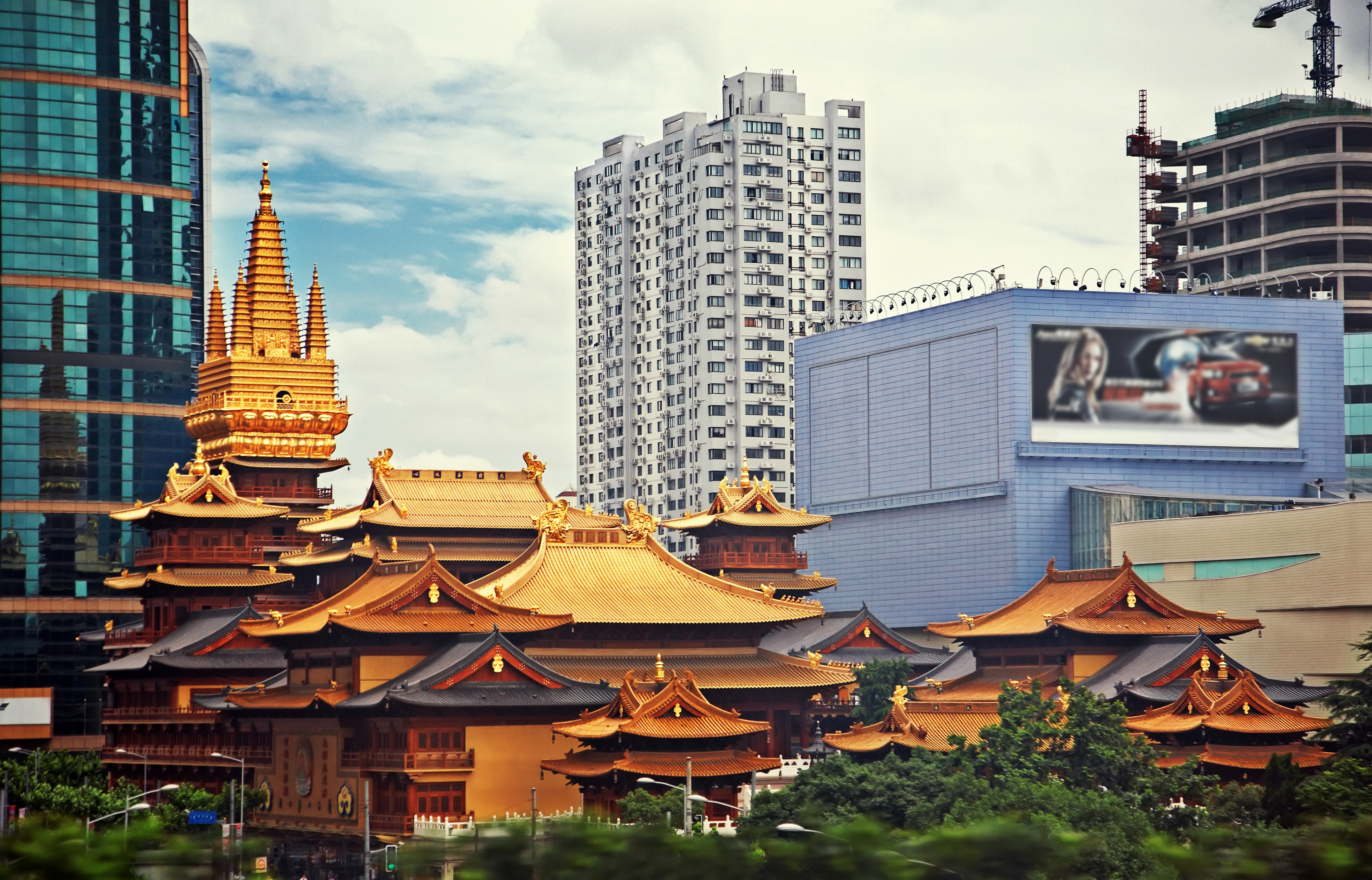 Jing'an Temple looks even more golden under the sunlight