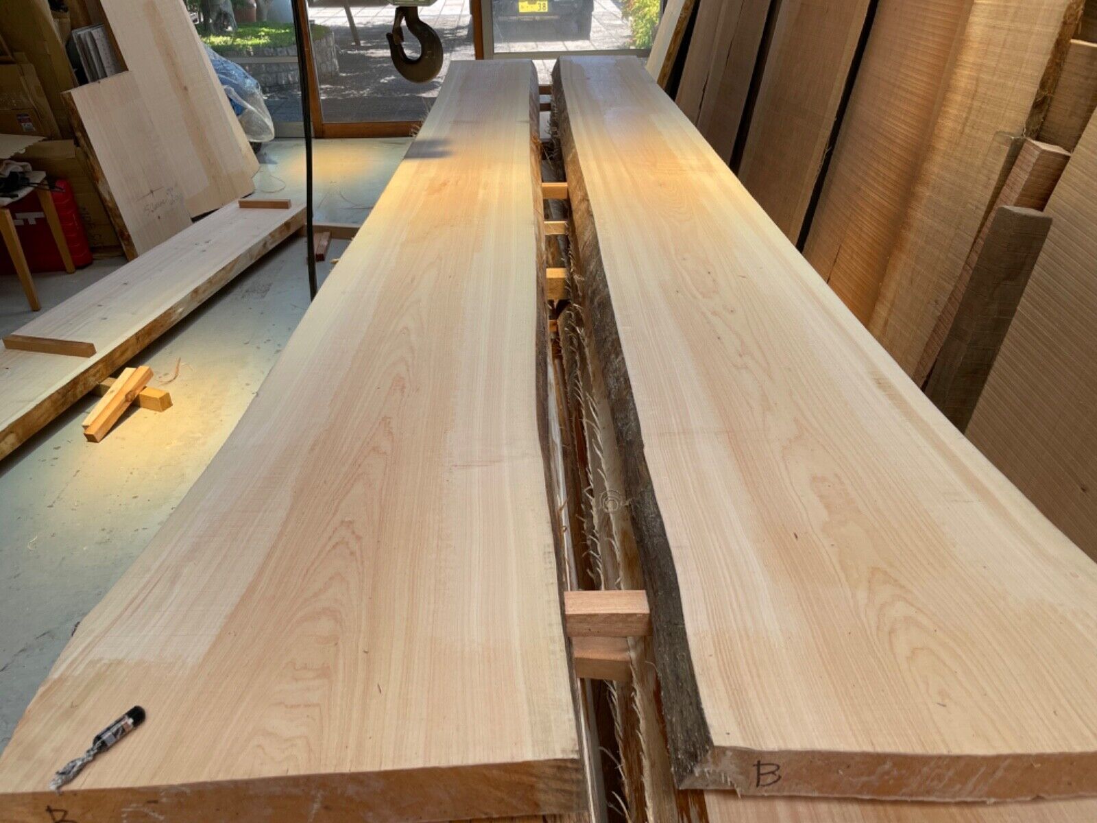 Two large boards of hinoki wood without detailed processing