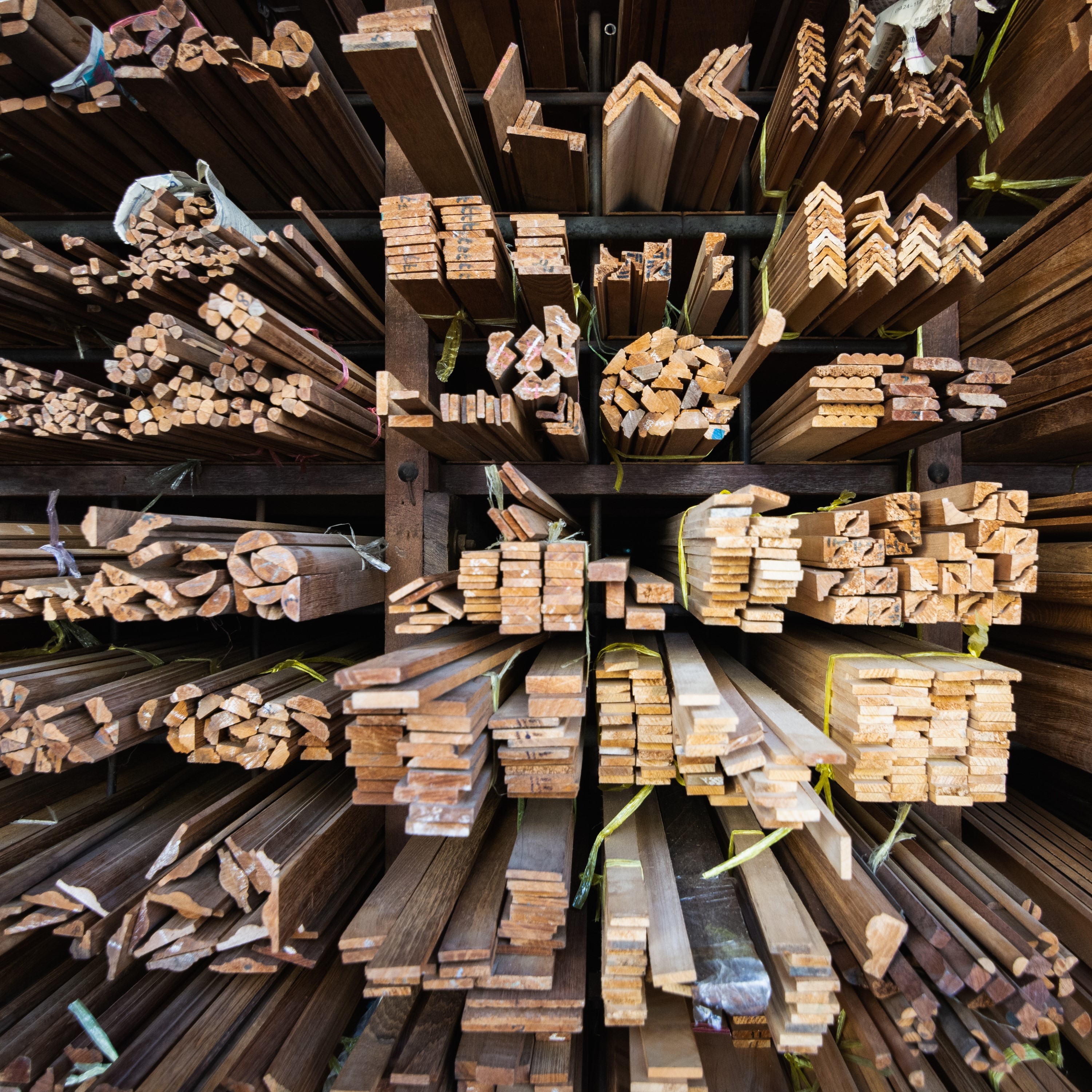 Classification of wood according to different sizes, grades and species