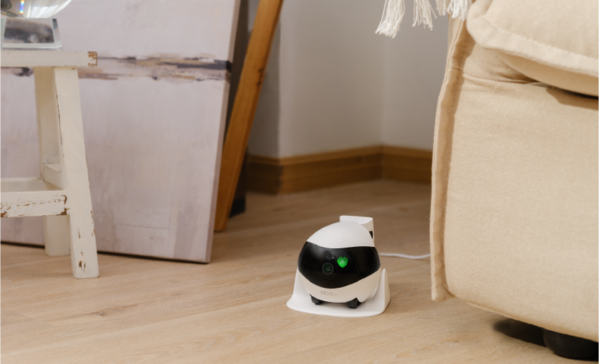 EBO SE is equipped with a one-touch auto-recharging feature which allows it to turn to its charging dock automatically.