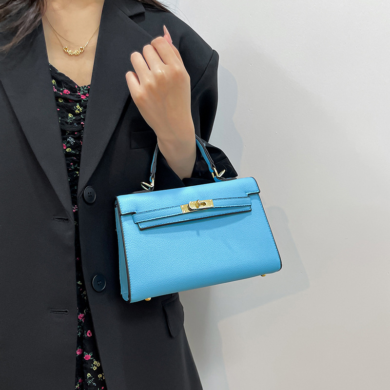 Luxury modern women's handbag, suitable for all shapes