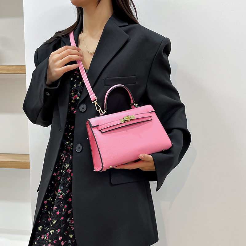 Luxury modern women's handbag, suitable for all shapes