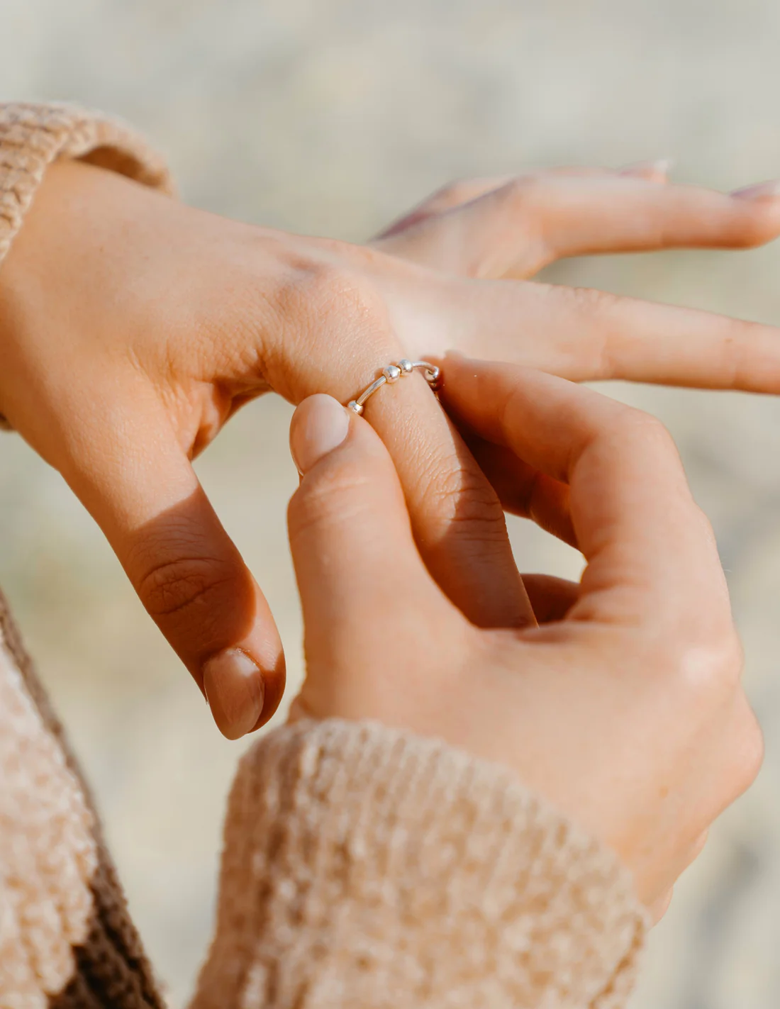 RING WITH ANTISTRESS PEARLS