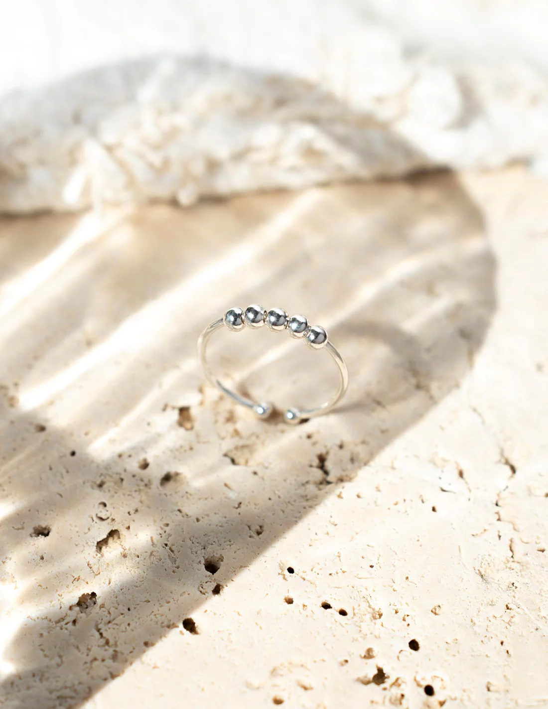 RING WITH ANTISTRESS PEARLS