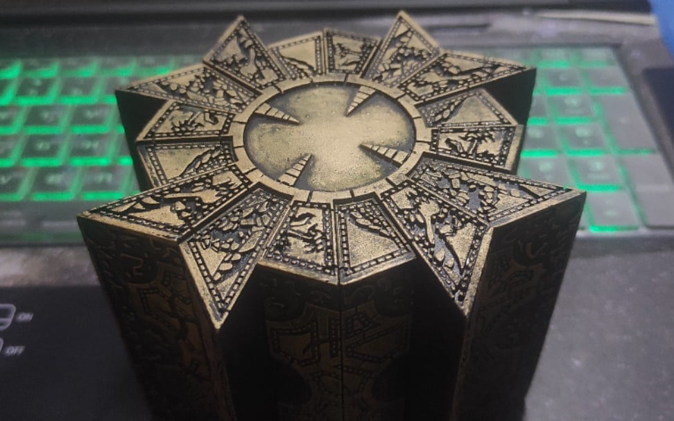 Removable  Puzzle Box with Stand-Lament Configuration