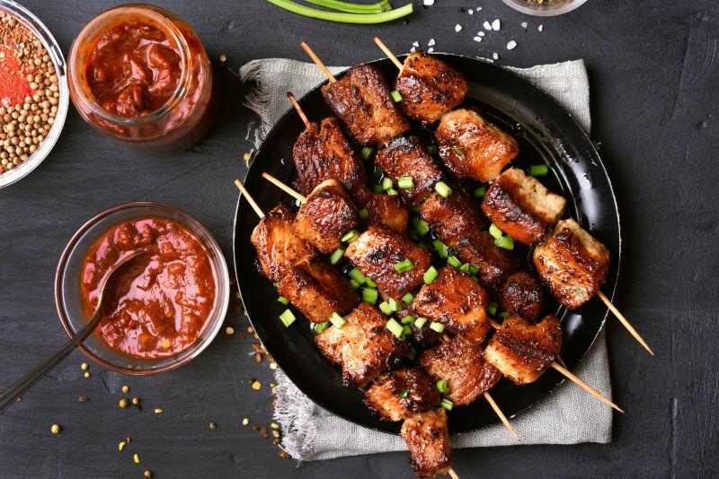 烤肉串图片-铁盘上美味的烤肉串素材-高清图片-摄影照片-寻图免费打包下载