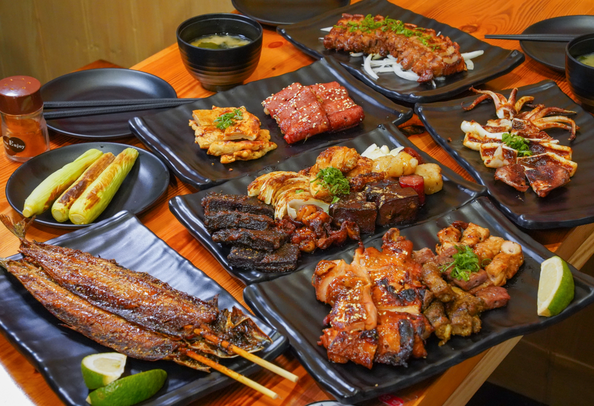 高雄宵夜推薦]焰陽烤肉Bar-國民市場旁銅板價高雄烤肉店!日系居酒屋環境x內用爽喝味噌湯@美食好芃友