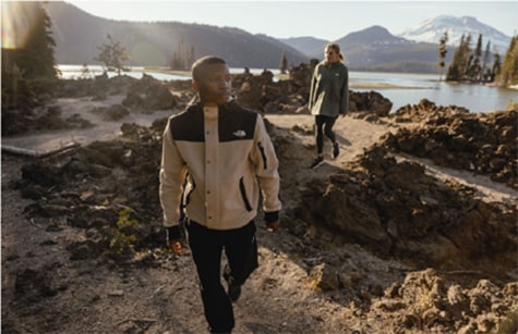 homme marchant dans les montagnes portant une polaire