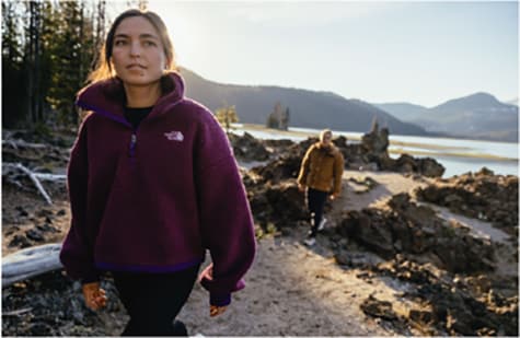 hombre y mujer caminando sobre una montaña