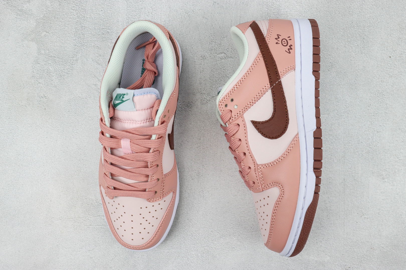 DUNK Pink Graffiti Print Item: FD1232 002 NK Dunk Low Retro Low Top Casual Sneakers
