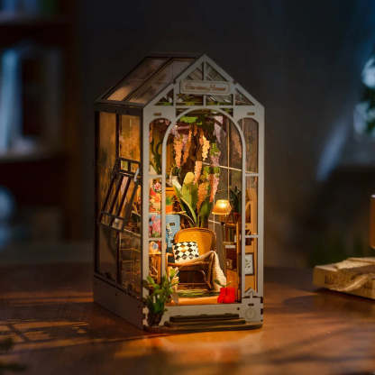 Holiday Garden House Book Nook | Anavrin