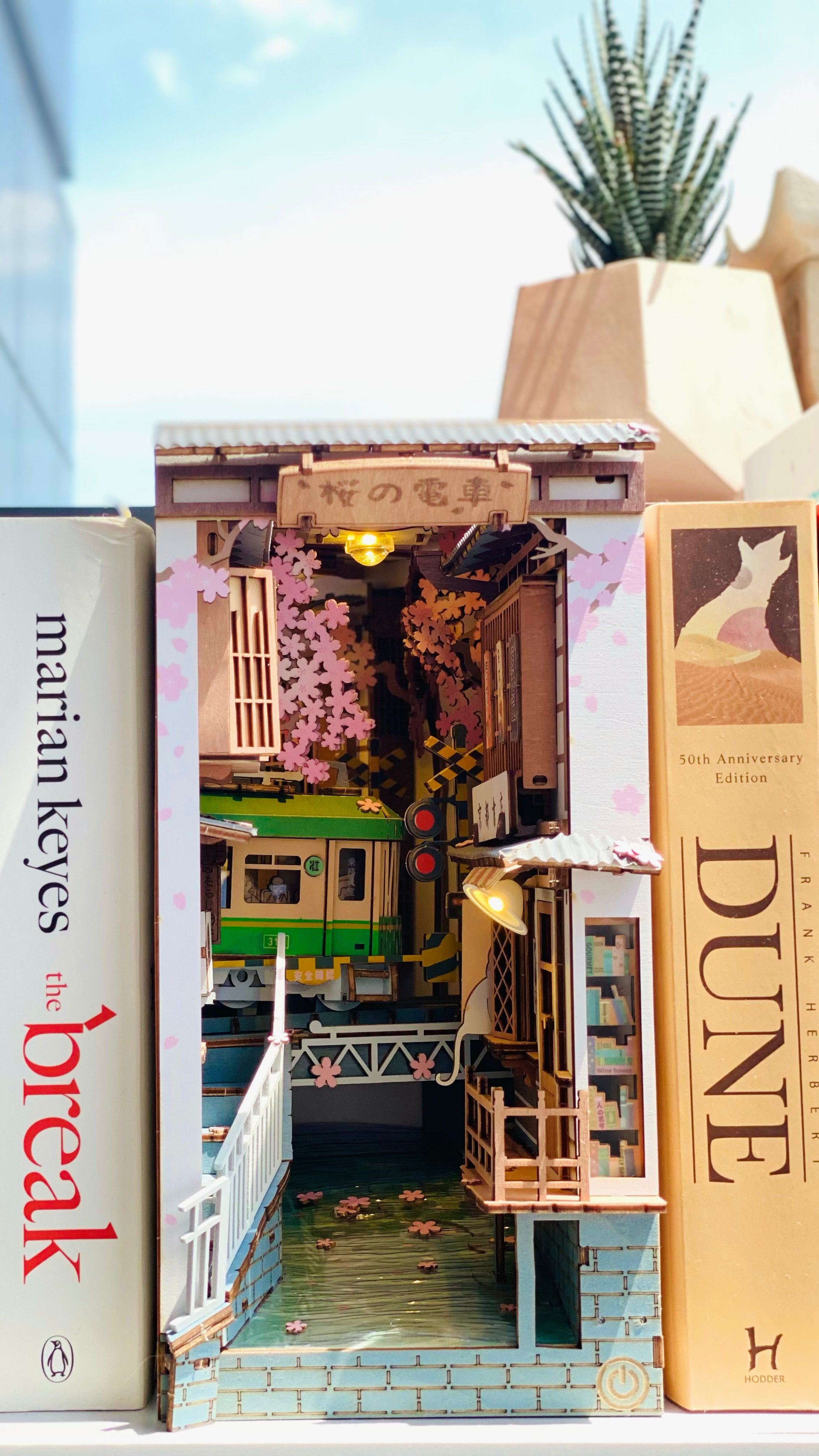 ByAnavrin Sakura Densya DIY Book Nook Shelf Inert Craft Kit