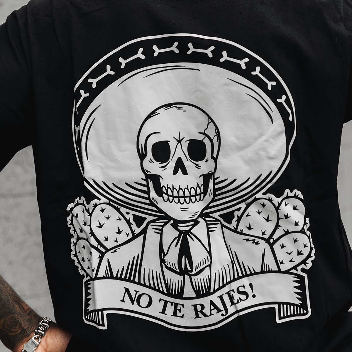  No te rajes skull with cactus design T-Shirt-Ranbybox