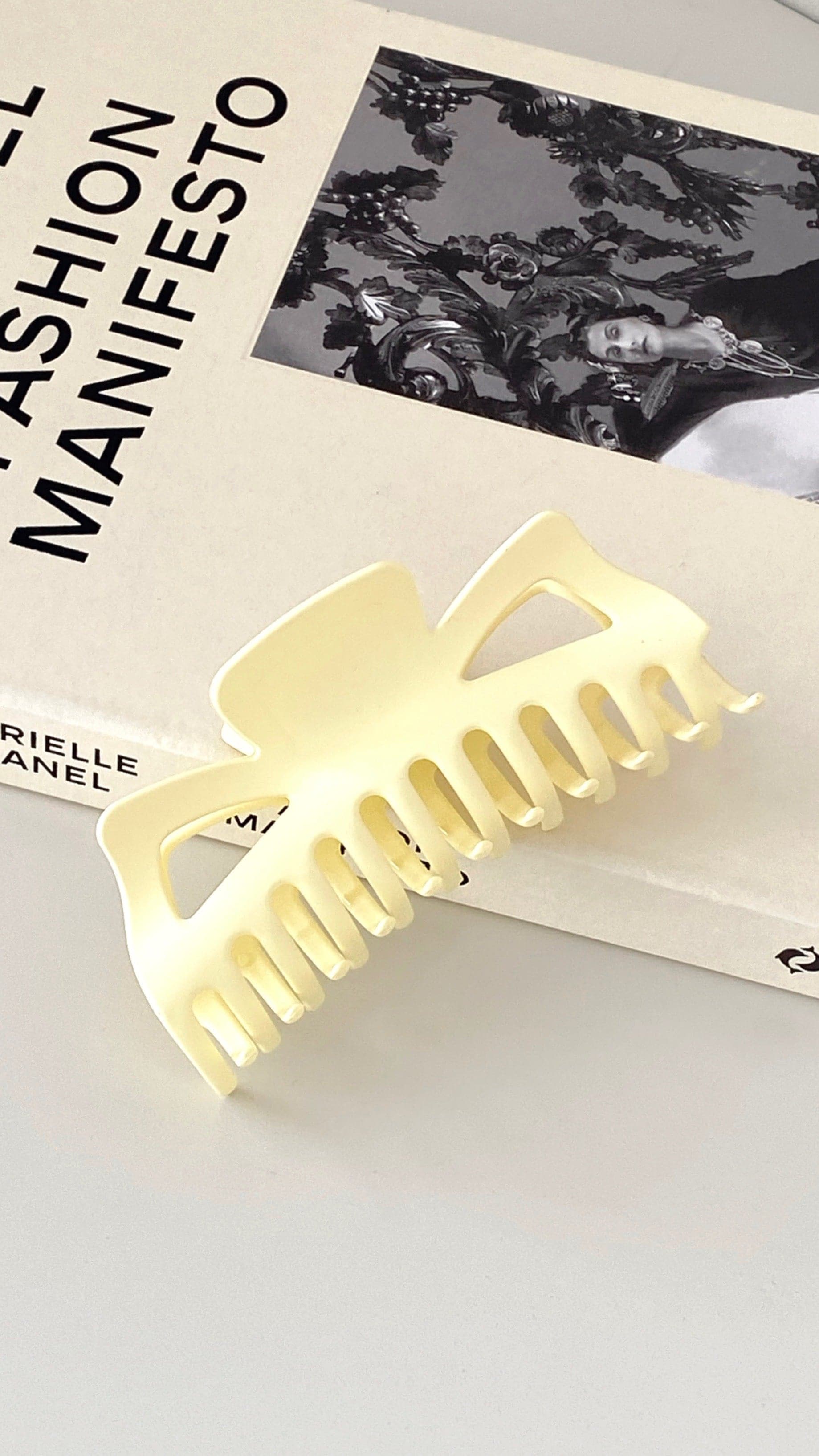 Mariposa Claw Clip - Yellow-Sunshines Bliss