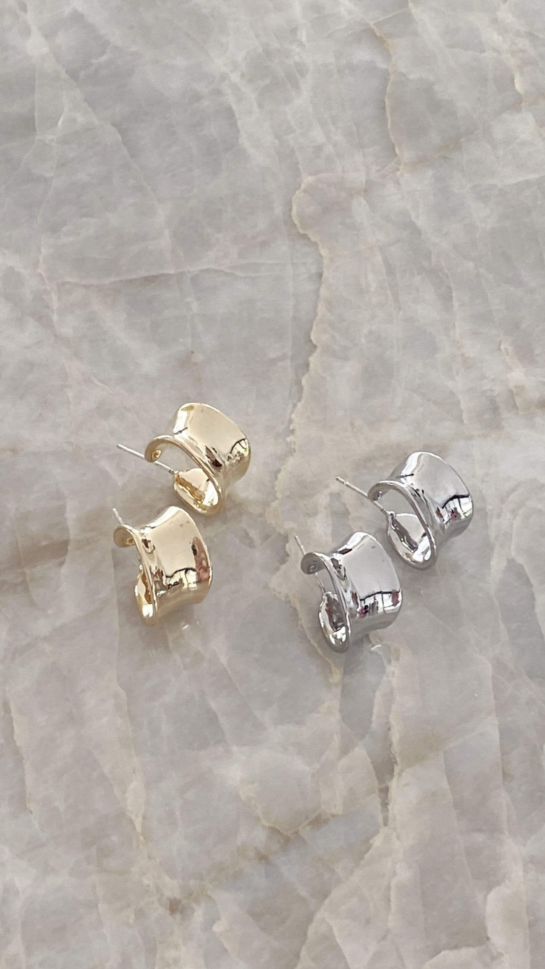 Erin Hoop Earrings - Gold-Sunshines Bliss