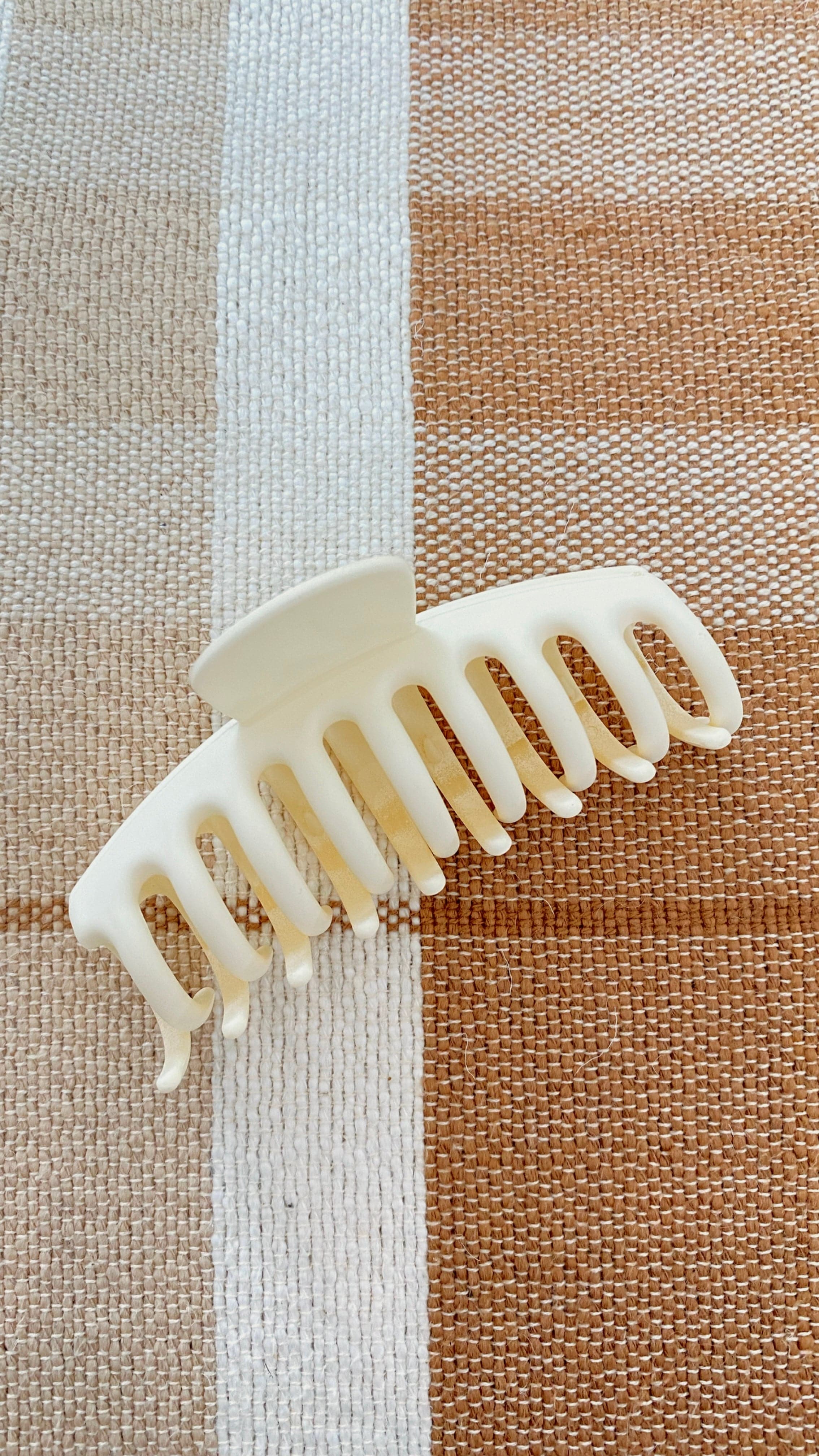 Reese Claw Clip - Vanilla-Sunshines Bliss