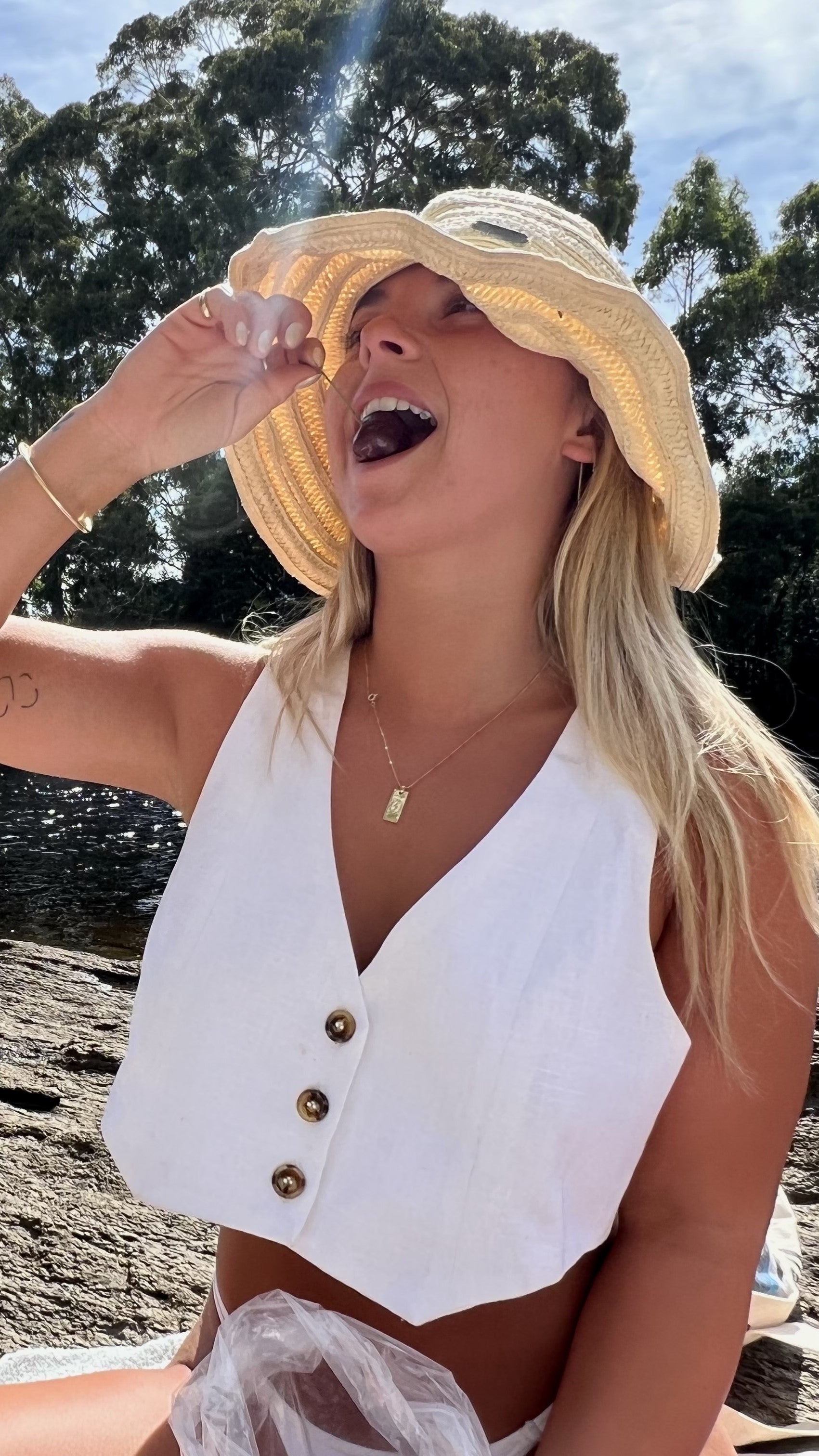 Eve Vest Top - White-Sunshines Bliss