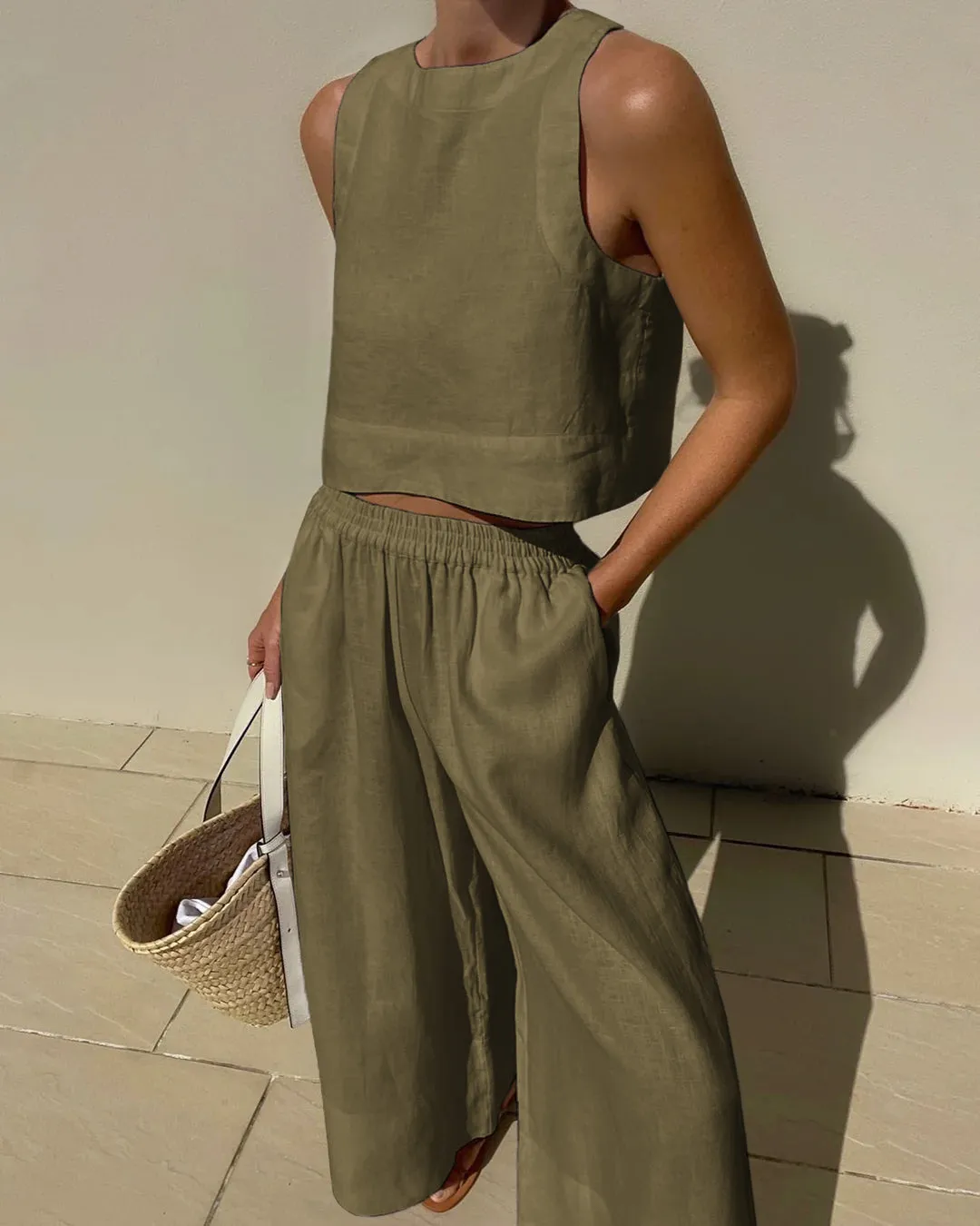 Enobarvna dvodelna obleka (suknjič+hlače)