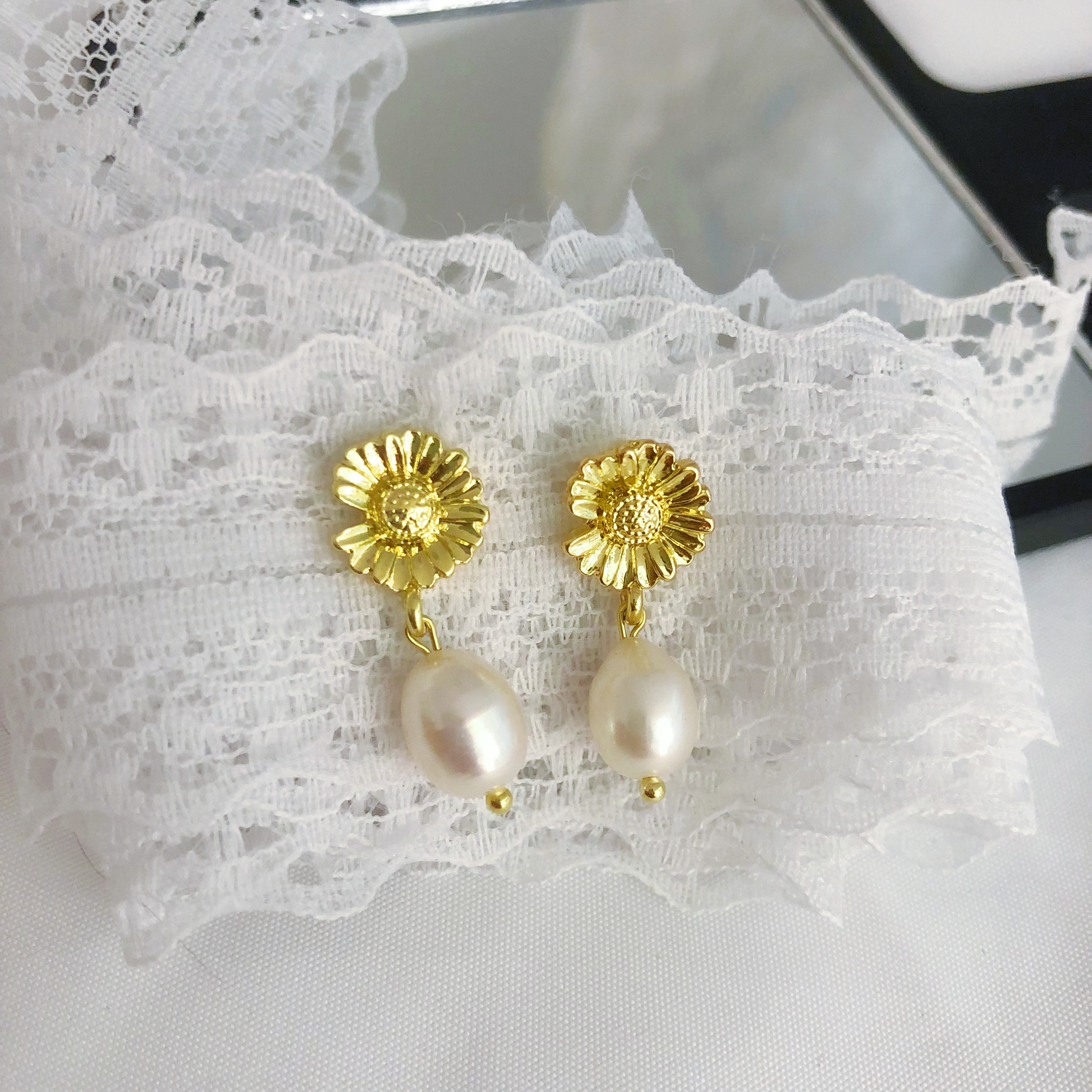 Golden Daisy Pearl Earrings-likayjewel