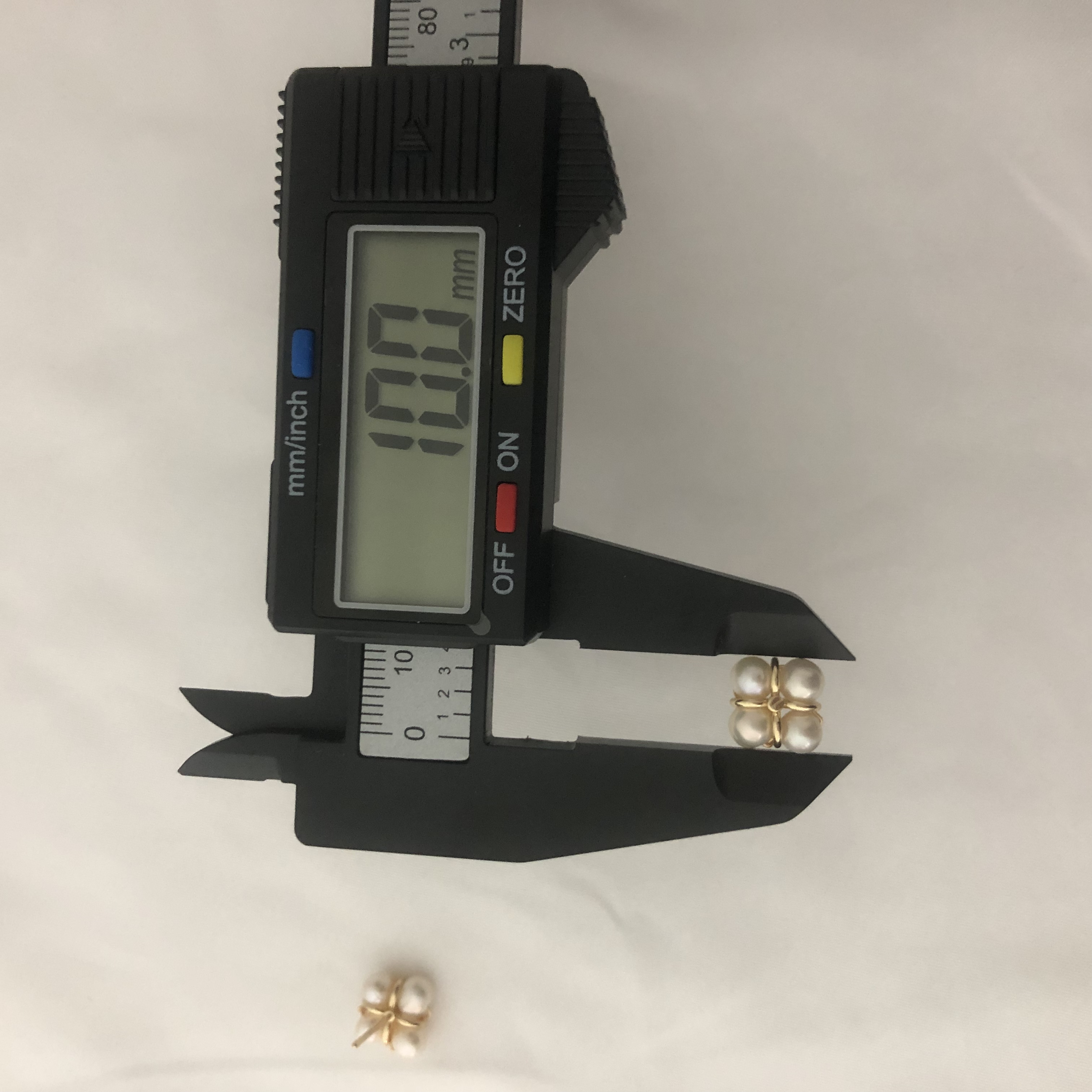 Four Leaf Pearls Ear Studs-likayjewel