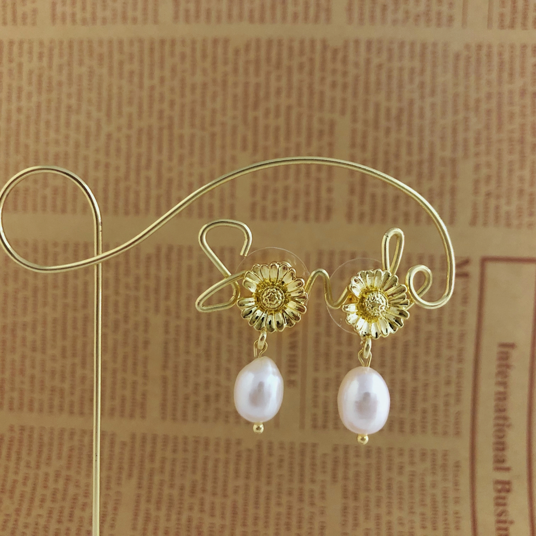 Golden Daisy Pearl Earrings-likayjewel