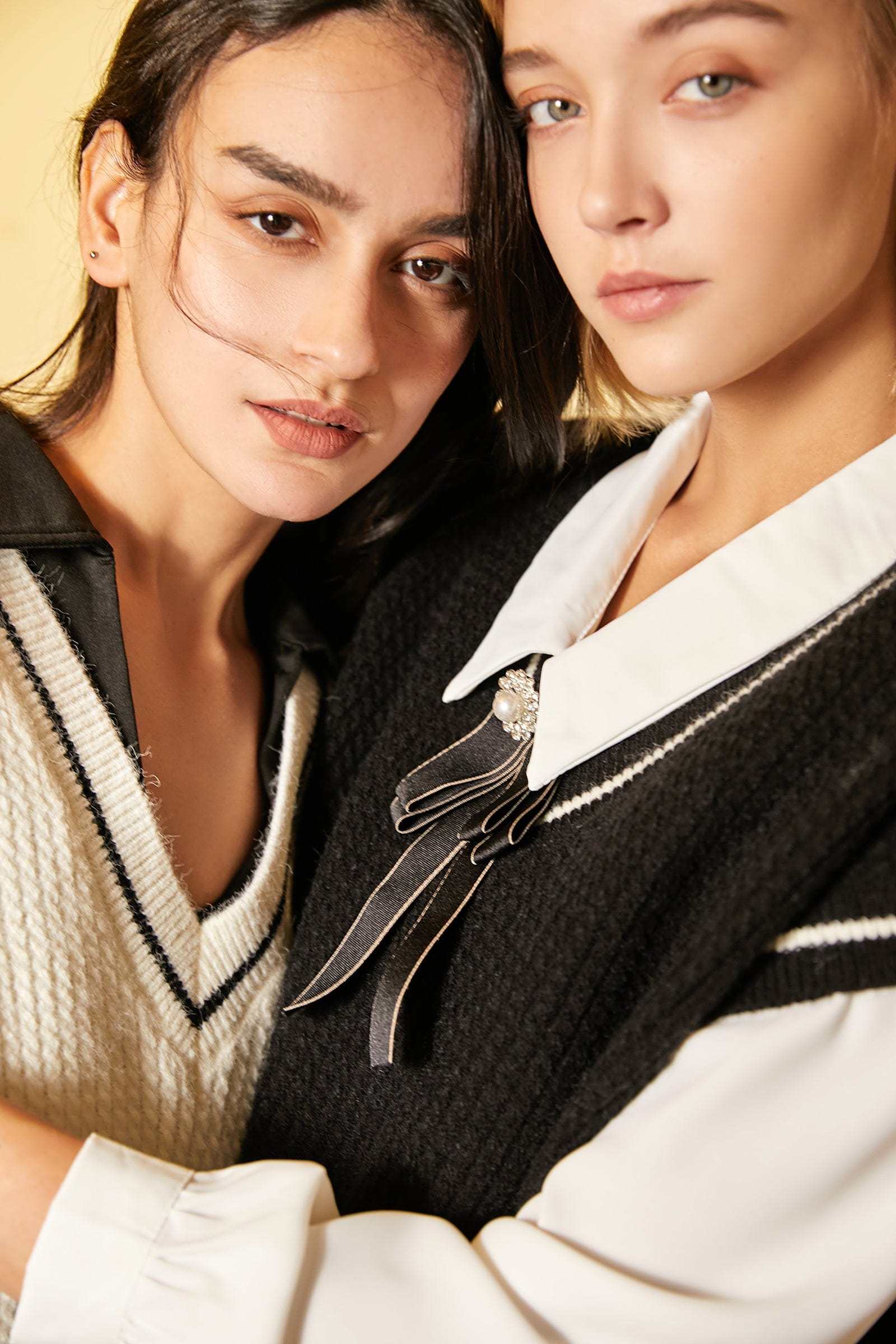 Beige Contrast Trim Cropped Sweater Vest