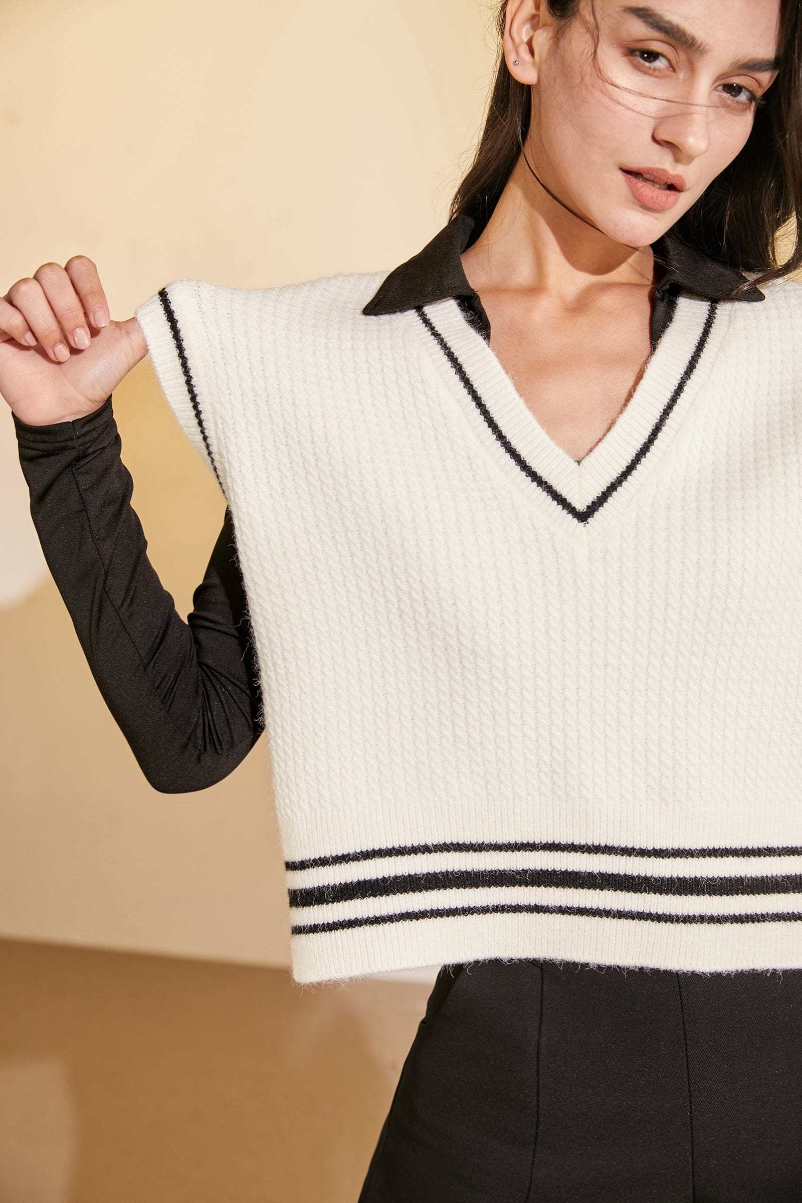 Beige Contrast Trim Cropped Sweater Vest