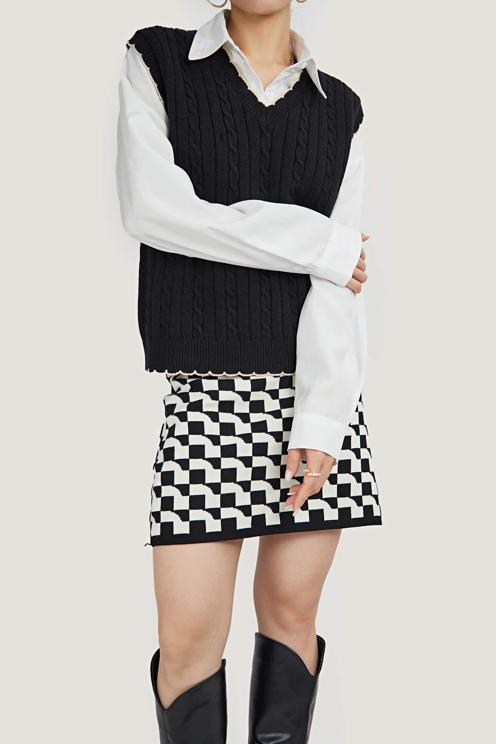 Cable Knit Contrast Strip Trimmed Sweater Vest