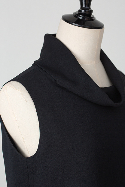 Black Sleeveless Pleat Detail Top