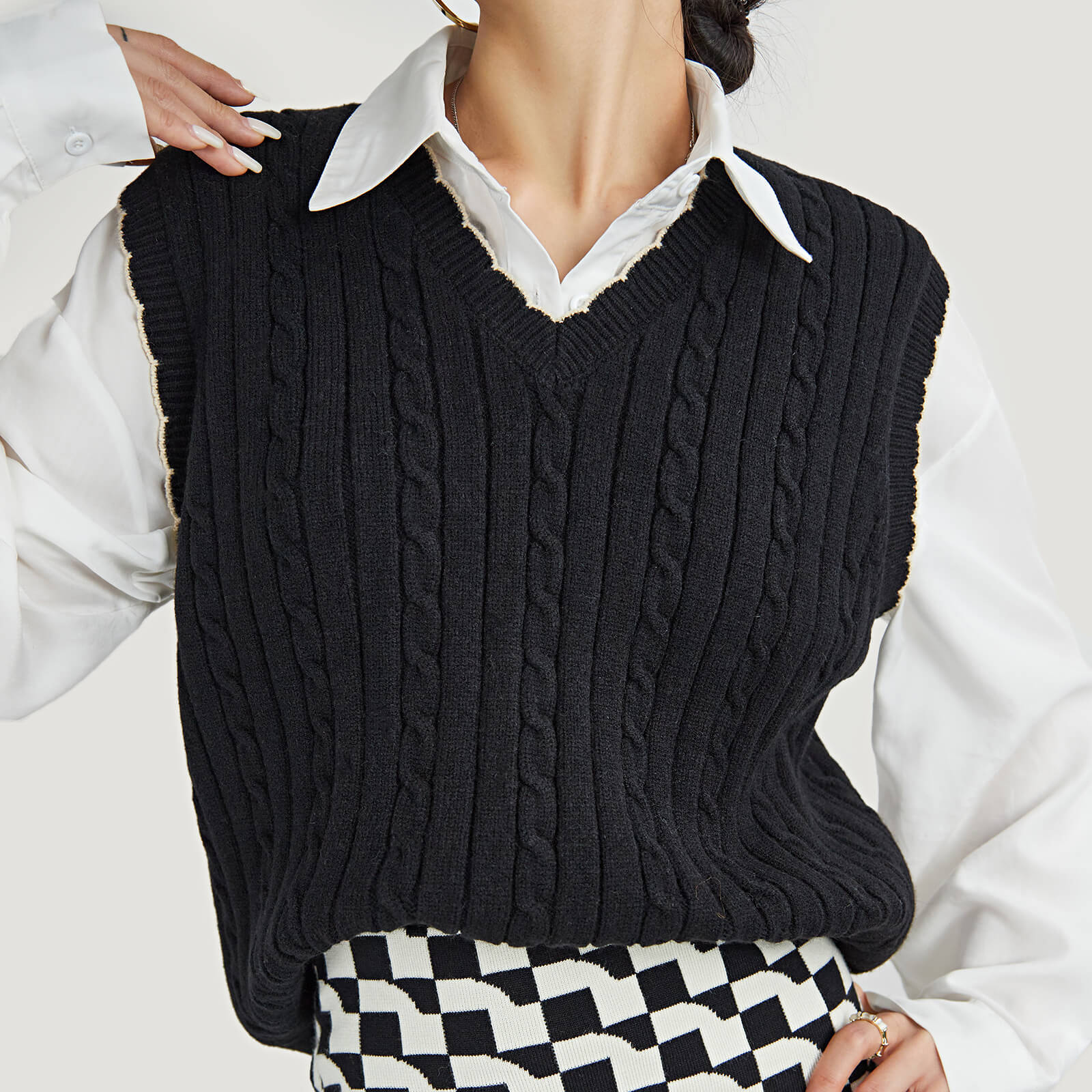 Cable Knit Contrast Strip Trimmed Sweater Vest