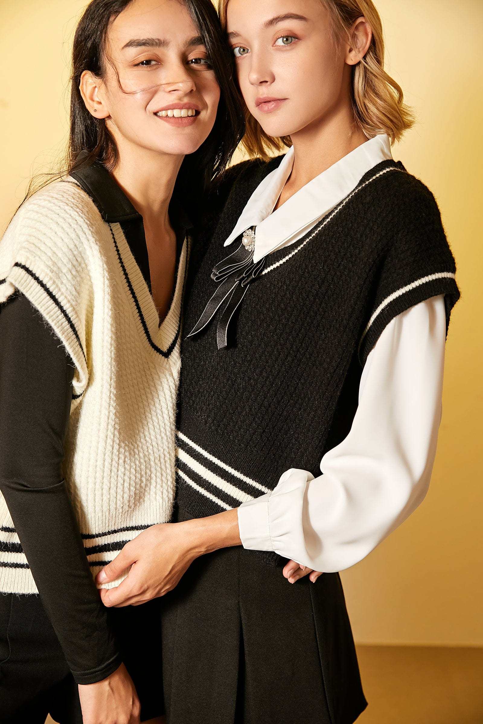 Beige Contrast Trim Cropped Sweater Vest