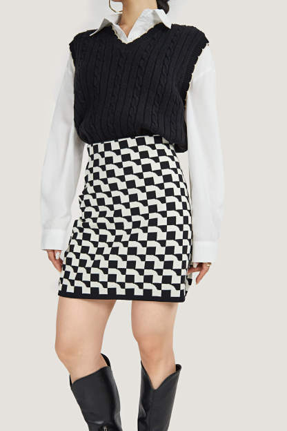 Cable Knit Contrast Strip Trimmed Sweater Vest