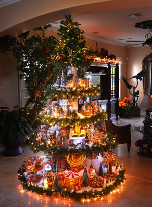 南希·坎帕纳罗 (Nancy Campanaro) 花了几天时间布置她的圣诞村树，上面装饰着 Lemax、Chrismas 先生和其他品牌的圣诞村。